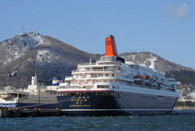 函館港に入港したクルーズ船「にっぽん丸」（右）＝北海道函館市で2022年3月28日午前8時10分、三沢邦彦撮影
