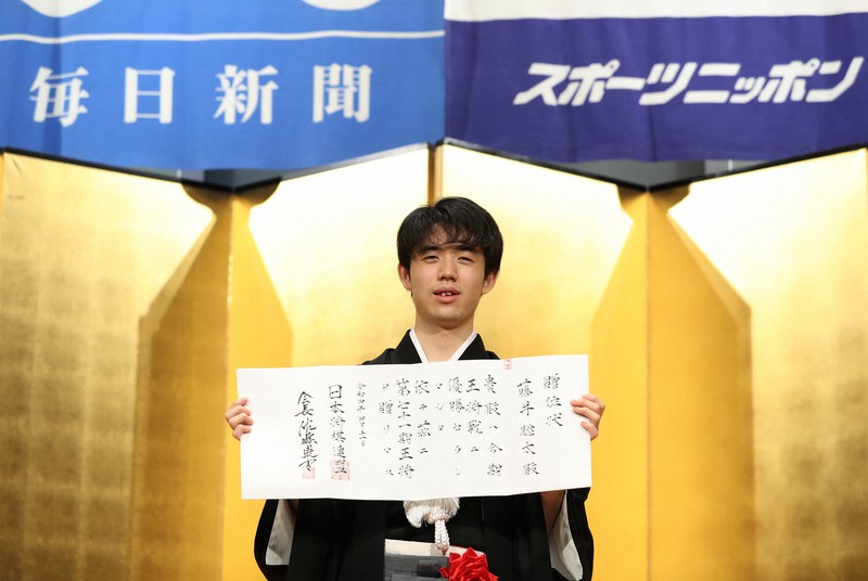 藤井聡太王将が就位式 史上最年少5冠 「4連勝は実力以上の結果
