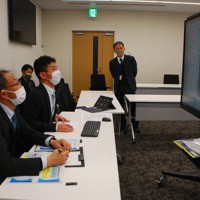 任意加入制への転換など部活動のあり方について、オンライン研修で意見を交わす岐阜県土岐市中学校体育連盟の関係者ら＝同市で2022年2月24日午後7時36分、千脇康平撮影