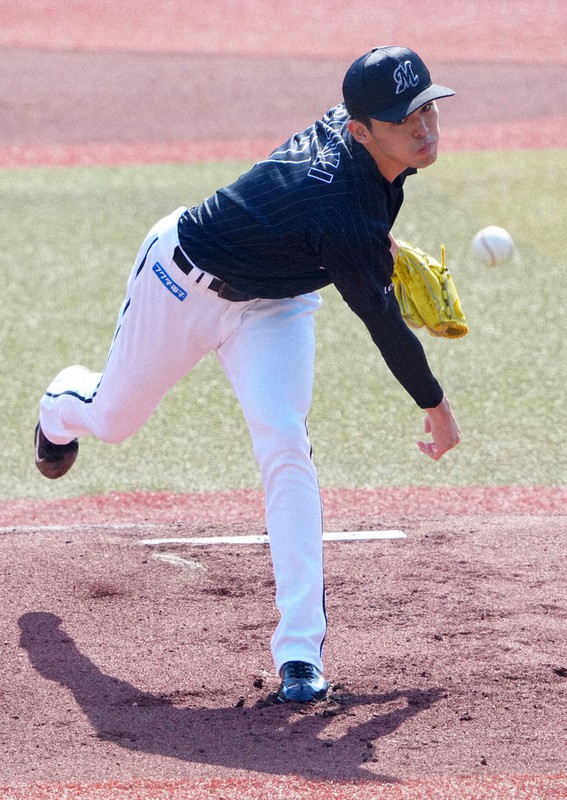 オリックス戦で力投するロッテの佐々木朗希=ZOZOマリンで2022年4月10日