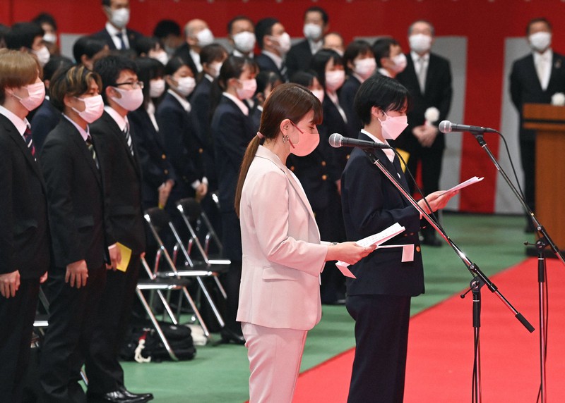 入学式で、新入生代表の宣誓をするスザンヌさん(手前)と永山実優さん=福岡県筑紫野市の日本経済大で2022年4月12日午前11時33分、徳野仁子撮影