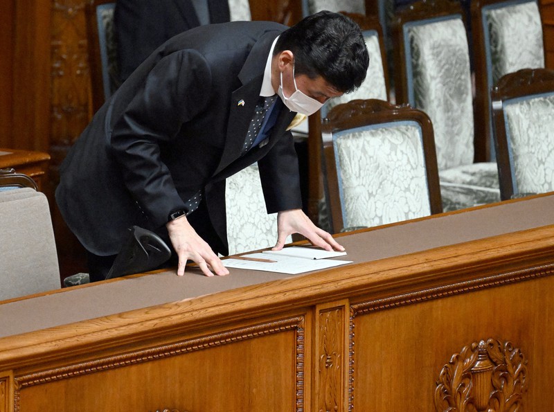 参院本会議で改正自衛隊法が賛成多数で可決、成立し、一礼する岸信夫防衛相=国会内で2022年4月13日午後0時16分、竹内幹撮影