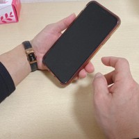 保護者会の代表となり、自宅にいても「携帯電話が気になり、手放せなくなった」と語る咲子さん＝本人提供