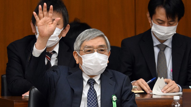 衆院財務金融委員会で金融政策の質問に答えるため挙手する日銀の黒田東彦総裁=国会内で2022年4月5日、竹内幹撮影