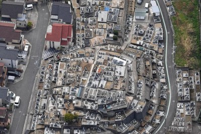 上空からは前方後円墳の形になった墓地の区画がはっきりとわかる。古くから地域の墓地として利用されていたという＝大阪府柏原市の玉手山2号墳、本社ヘリから加古信志撮影