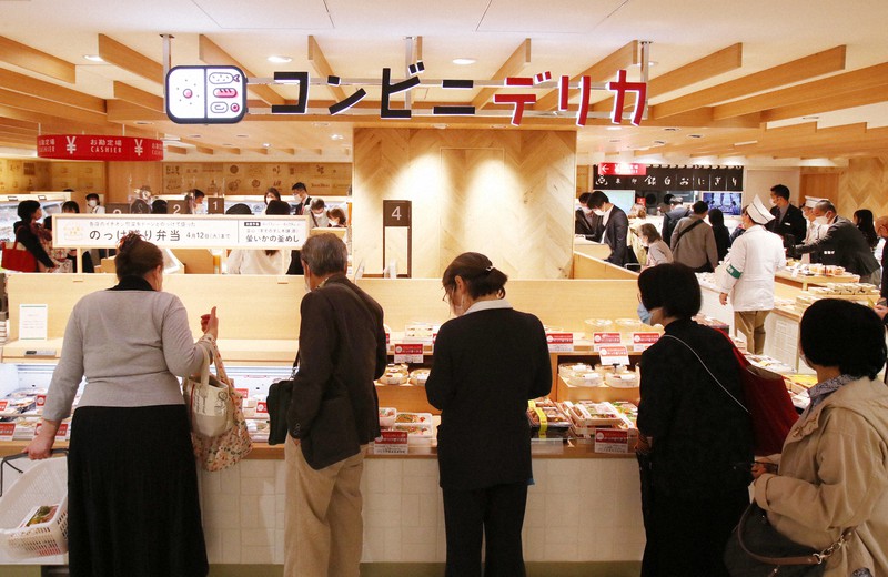 阪神梅田本店が全面開業し、にぎわう地下1階「阪神食品館」のコンビニデリカ=大阪市北区で2022年4月6日午前11時45分、梅田麻衣子撮影