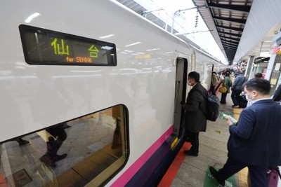 全線での運転を再開した東北新幹線の仙台行きの車両に乗り込む人たち＝JR東京駅で2022年4月14日午前7時57分、吉田航太撮影