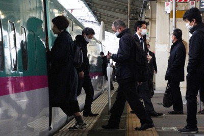 東北新幹線が全線で運転を再開し、盛岡行きの新幹線に乗り込む人たち＝福島市のJR福島駅で2022年4月14日午前7時10分、玉城達郎撮影