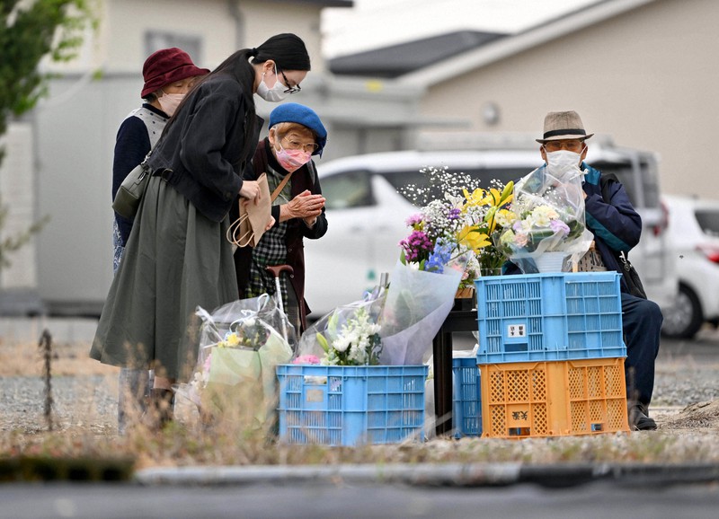熊本地震から6年を迎え、犠牲になった宮守陽子さんの自宅跡地を訪れて献花する遺族ら=熊本県益城町で2022年4月14日午後1時7分、平川義之撮影