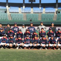 BBCスカイホークスの選手たち。プロ野球のヤクルトで活躍した副島孔太さん（後列右から3人目）が監督、内藤尚行さん（同2人目）が特別投手コーチを務める＝チーム提供