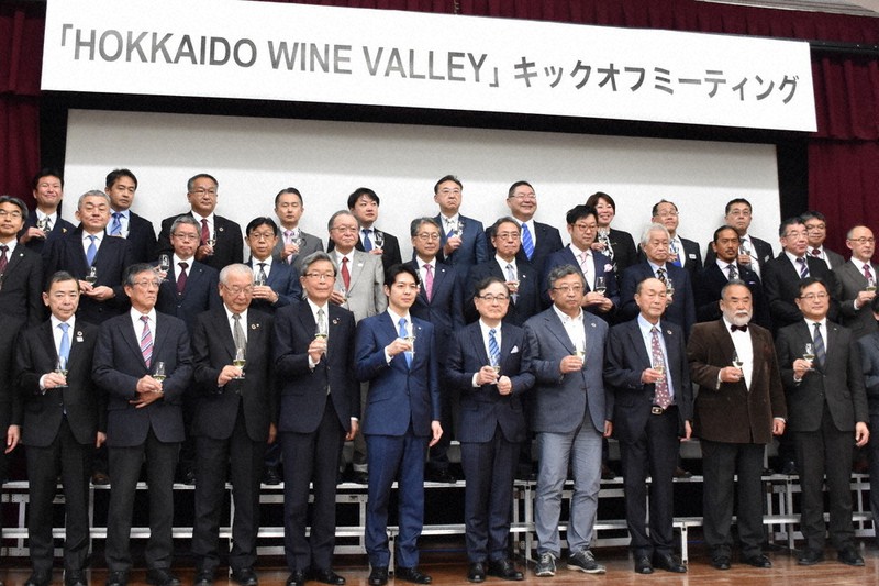 「北海道ワインプラットフォーム」の関係者らが初会合に集まった=札幌市の北海道大で2022年4月13日、山田豊撮影
