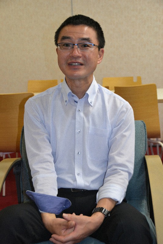 台湾に常駐する唯一の日本人地方公務員として台南市政府で約9年間勤務した阿部真行さん=群馬県みなかみ町で2022年4月13日、庄司哲也撮影