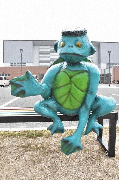 カエルとカッパ カッパ伝説 観光資源に モニュメント3体、下関市に寄贈 松田・菊川町