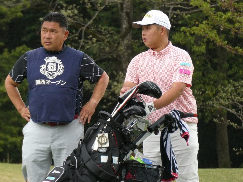 香川(右)とキャディーを務めた父の正宏さん