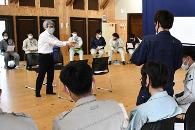 平田オリザさんから研修を受ける現場監督たち＝兵庫県豊岡市日高町の江原河畔劇場で2022年4月14日午後3時14分、浜本年弘撮影