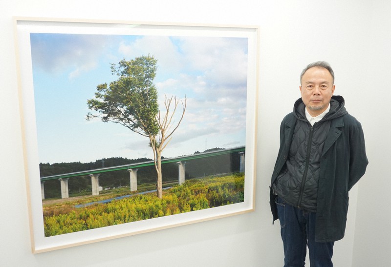 新シリーズ「津波の木」を発表している写真家、畠山直哉さん。写真はシリーズのきっかけになった岩手県陸前高田市のオニグルミの木=京都市中京区で2022年3月24日、清水有香撮影