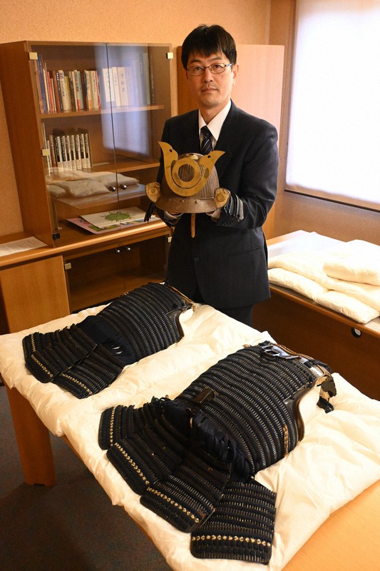 発見された近藤勇のものとみられる甲冑=富山県射水市鏡宮の市新湊博物館で2022年4月15日、青山郁子撮影