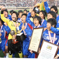 2009年に山梨学院大付高のヘッドコーチとなり、全国高校サッカー選手権で初優勝。喜び合う選手たち＝東京・国立競技場で2010年1月11日、梅村直承撮影