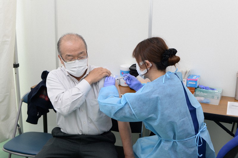 茨城県の大規模接種会場で新型コロナウイルスワクチンの接種を受ける県民=水戸市笠原町の県庁福利厚生棟で(代表撮影)