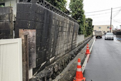 道路側に傾いたままのブロック塀＝福島県相馬市内で2022年4月15日、尾崎修二撮影