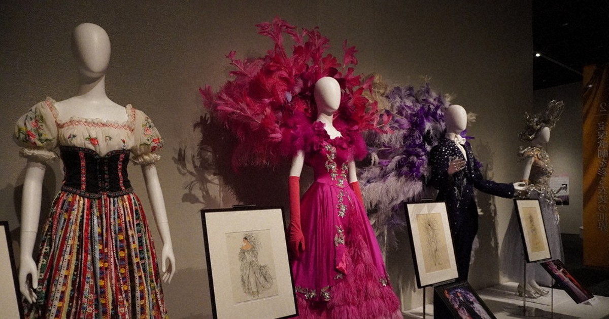 華麗なる宝塚歌劇衣装の世界：「華麗なる宝塚」展 大羽根衣装と撮影も