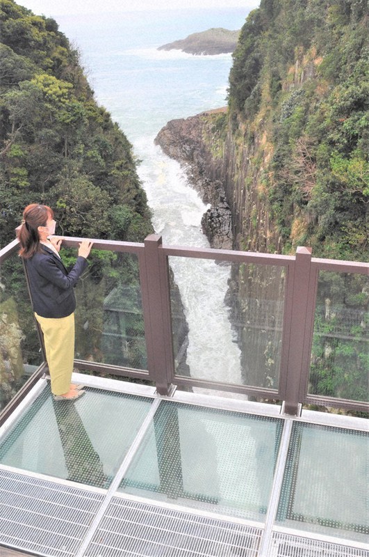 油絵（馬ケ背） ガラス張りスリル満点 日向岬・馬ケ背、展望スペース 「スケルッチャ