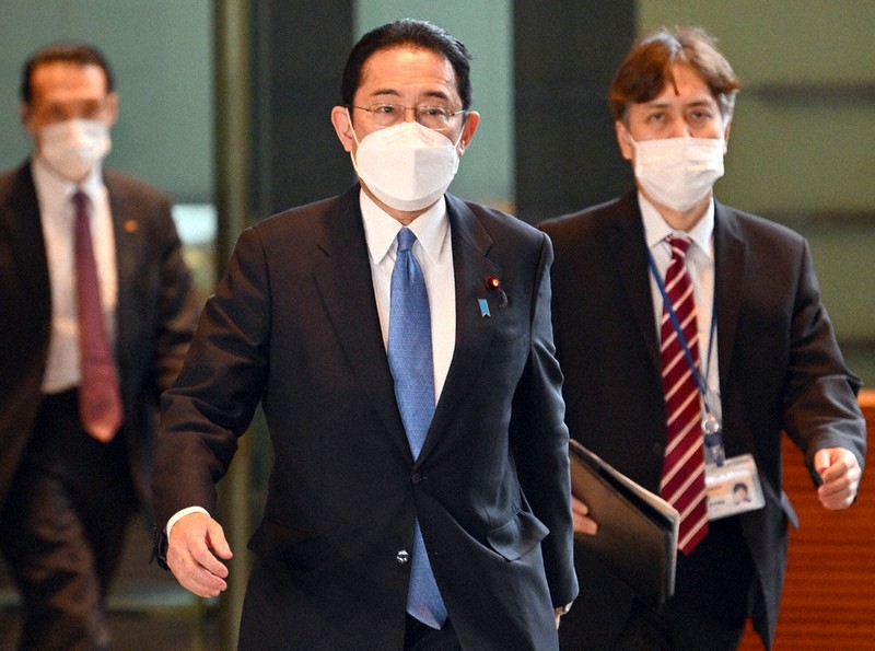 首相官邸に入る岸田文雄首相=東京都千代田区で2022年4月14日午後2時33分、竹内幹撮影