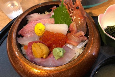 斎春商店が東日本大震災後に始めた「復興丼」。水揚げ次第で魚介の内容も変わる＝2020年10月4日撮影、来店客提供