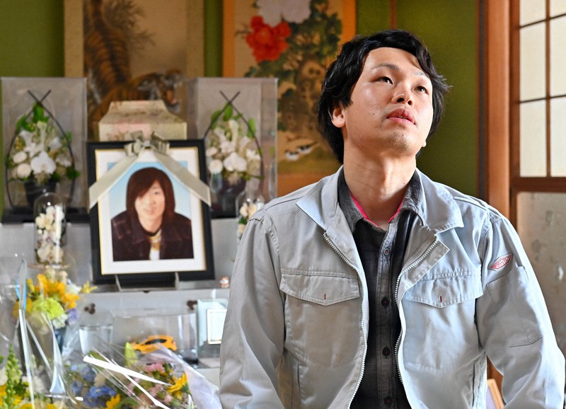 本震で犠牲となった大和晃さんの遺影の前で思いを語る兄翔吾さん=熊本県阿蘇市で2022年4月9日、平川義之撮影