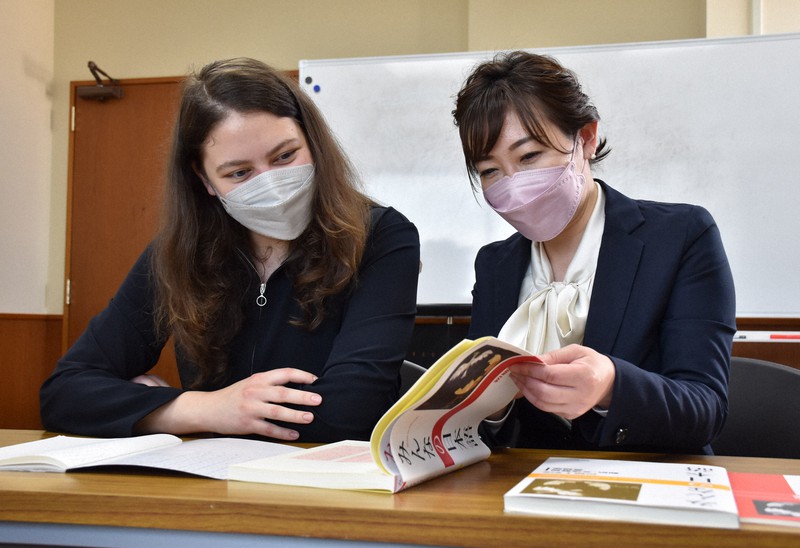 国際語学学院の担当者(右)から日本語を教わるユリヤ・ゴルバチュクさん=神戸市長田区で2022年4月12日午後2時53分、中田敦子撮影