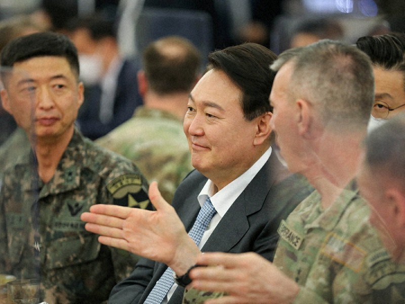 米陸軍関係者と話す尹錫悦氏=韓国・平沢(ピョンテク)市の在韓米軍ハンフリーズ基地で2022年4月7日、ロイター