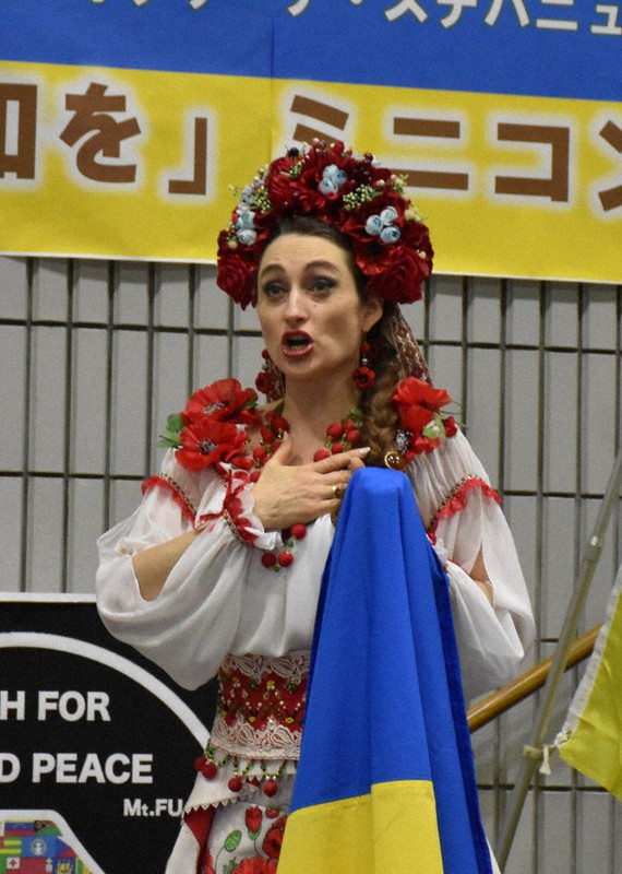 ウクライナ国歌を歌うオペラ歌手のオクサーナ・ステパニュックさん=静岡県富士宮市役所で2022年4月15日、皆川真仁撮影