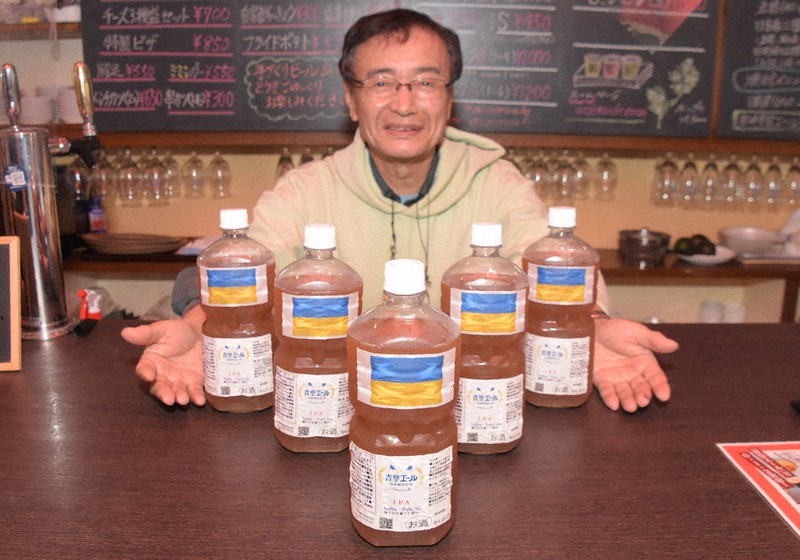 ウクライナ支援の特製クラフトビールを販売する青空エールの前田オーナー