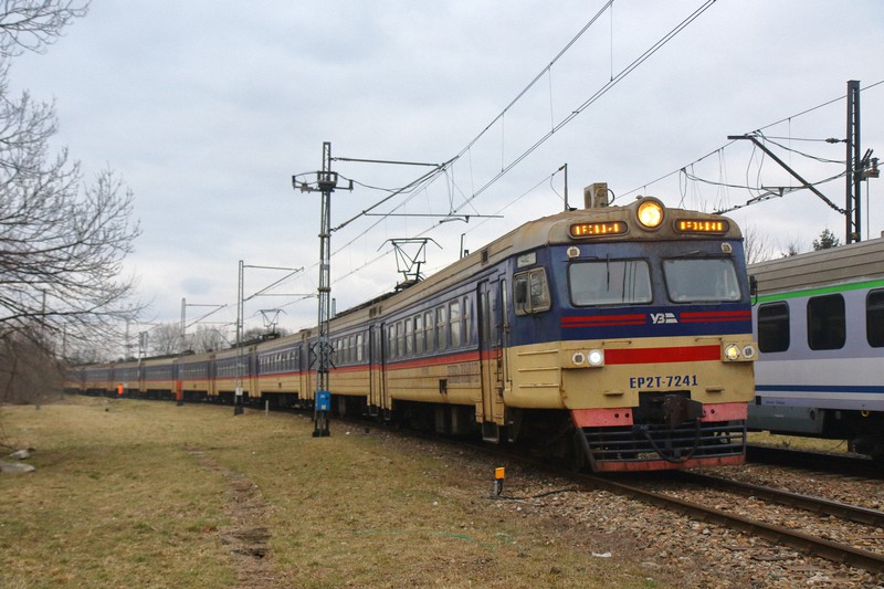 国境近くのプシェミシル駅(ポーランド)に到着したウクライナ鉄道の列車