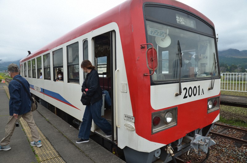 部分運行している南阿蘇鉄道の車両。阿蘇の山々を見上げる田園地帯をゆっくり走る=熊本県南阿蘇村の中松駅で2022年4月14日午後0時17分、西貴晴撮影