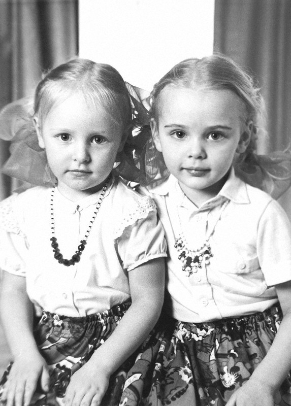 幼少期のマリヤさんとカテリーナさん=ロシア大統領府のホームページから