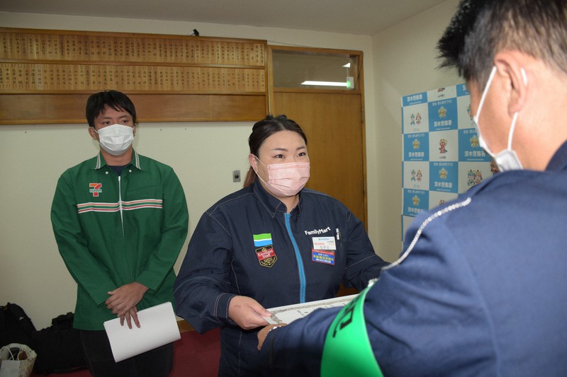 特殊詐欺を未然に防いだとして、小松孝史署長から感謝状を受け取った長戸愛咲さん(中央)と岡田晴樹さん=大阪府茨木市の茨木署で2022年4月18日午後2時3分、横見知佳撮影