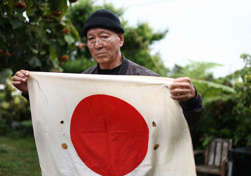 日の丸下ろし 火を付け 50年前に憧れた日本 全部裏切られた 毎日新聞 日の丸下ろし 火を付け 50年前に憧れた日本 全部裏切られた 毎日新聞