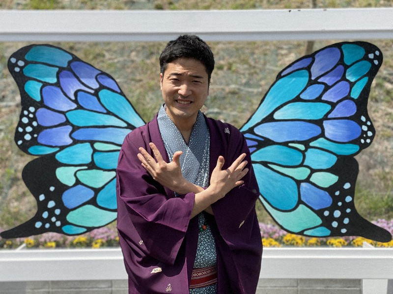 「PROMENADE IN THE SKY(天空の散歩道)」を歌う桂紋四郎さん=九重“夢”大吊橋管理センター提供