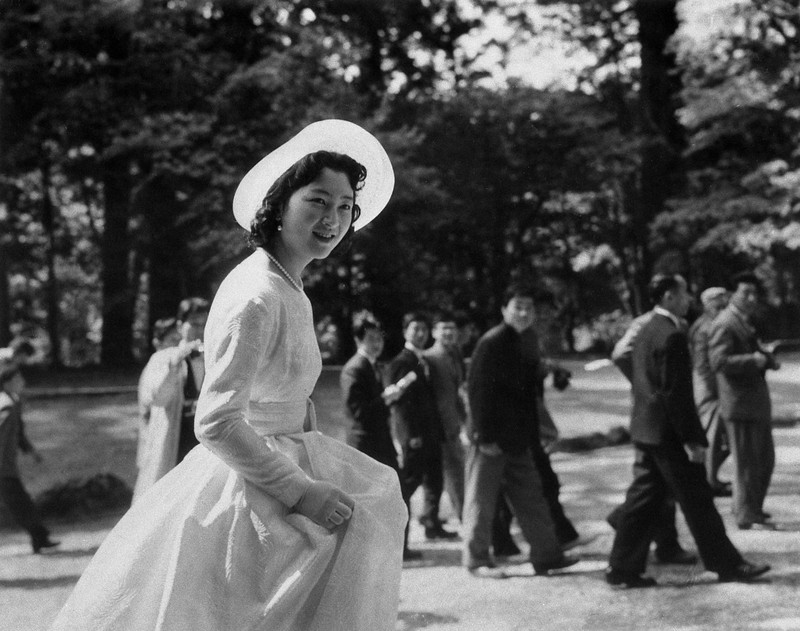 結婚報告のため伊勢神宮を訪れた美智子さま(現在の上皇后さま)=三重県伊勢市で1959年4月18日