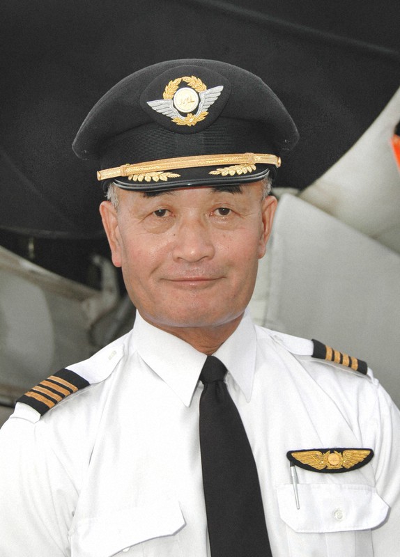 日本エアーコミューター・YS-11(JA8717)型機の前で同機への思いを語る本村栄一機長=鹿児島空港で2006年9月11日午後、潮田正三撮影