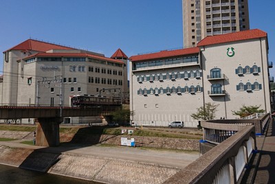宝塚音楽学校（右）と阪急電車。左は宝塚大劇場＝兵庫県宝塚市で、水津聡子撮影