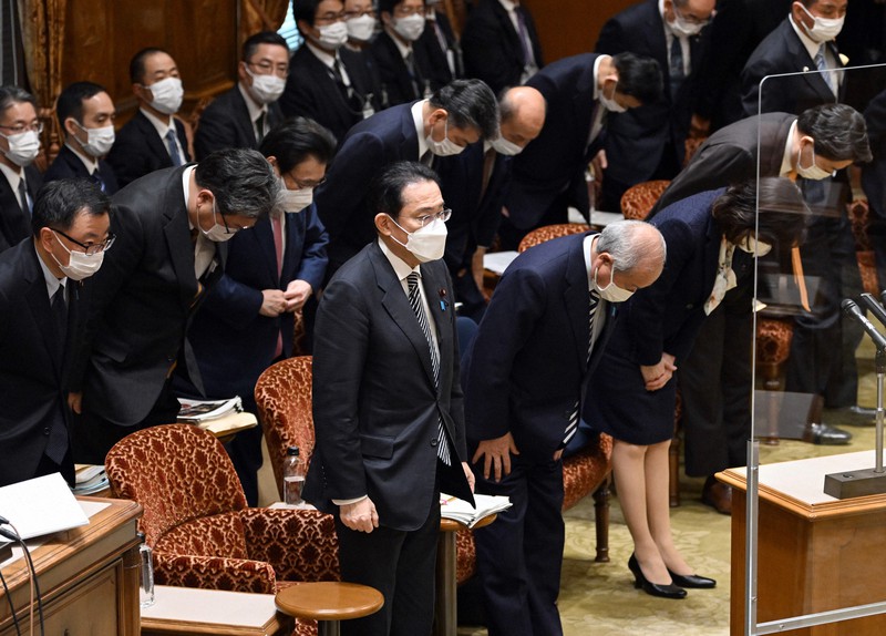 参院予算委員会で2022年度予算案が賛成多数で可決し、一礼する岸田文雄首相(中央)と閣僚=国会内で2022年3月22日午後0時29分、竹内幹撮影