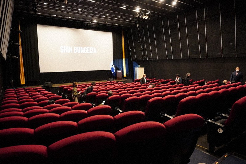 東京・池袋「新文芸坐」、新装しオープン | 毎日新聞