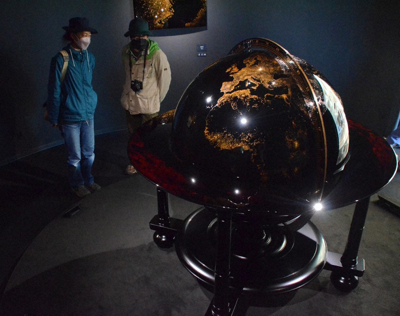 漆黒の地球儀、輪島塗の粋 平和を願い、人々の営み表現 | 毎日新聞