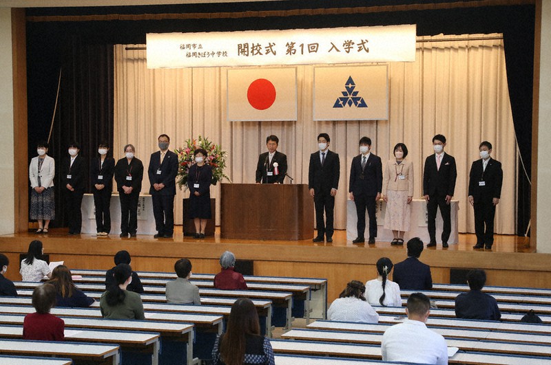 中学　福岡市　入学 ワクワクした気持ち」福岡の中学校で入学式 真新しい制服に身を包み