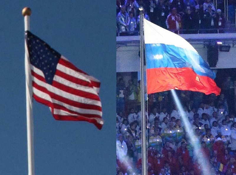 米国旗(左)とロシア国旗