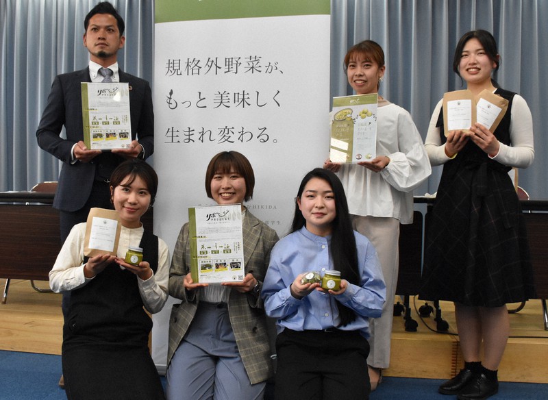 規格外野菜を使った商品を開発した立命館大食マネジメント学部のインターン生と疋田翔悟社長(後列左端)=滋賀県庁で2022年4月19日午後3時4分、菅健吾撮影