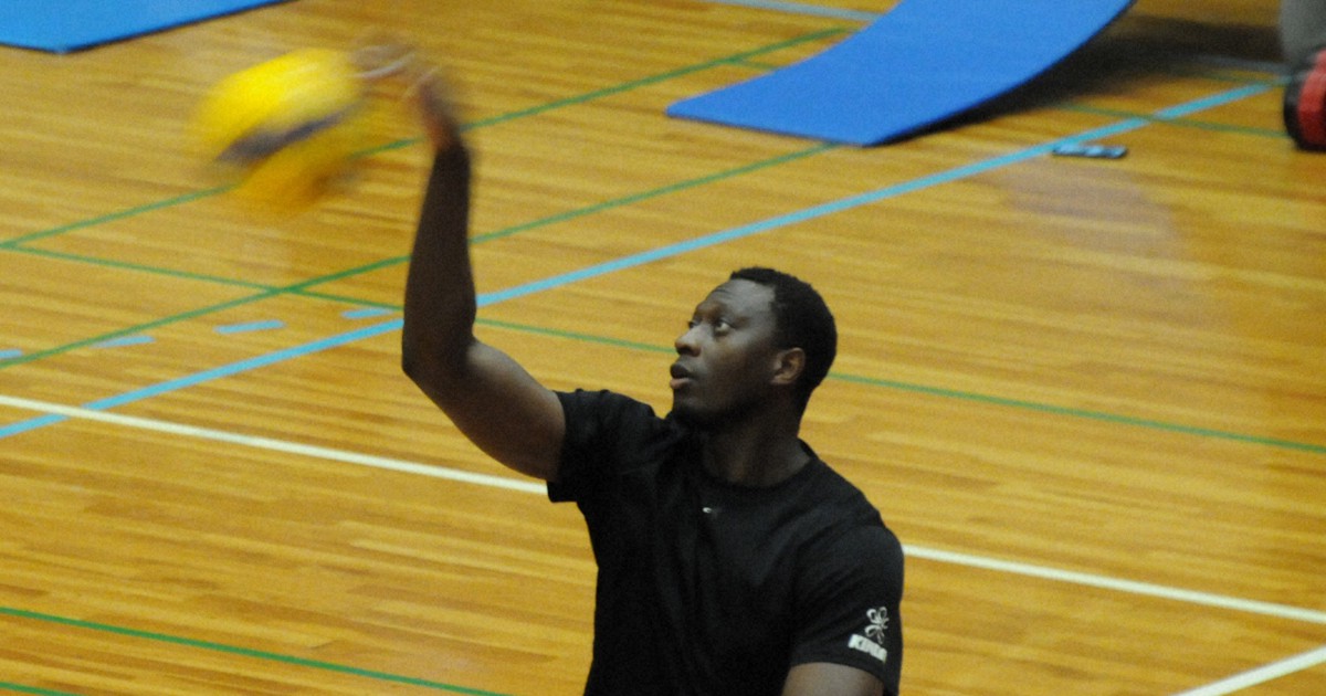バスケと「二刀流」 大学生バレー選手 黒鷲旗で社会人に挑戦 | 毎日新聞