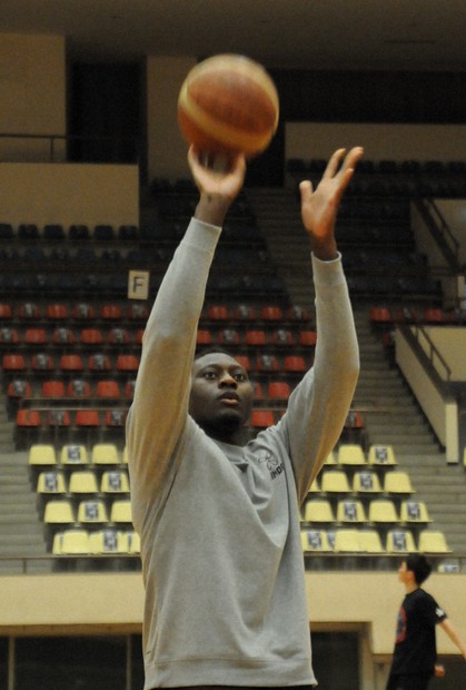 バスケと「二刀流」 大学生バレー選手 黒鷲旗で社会人に挑戦 | 毎日新聞